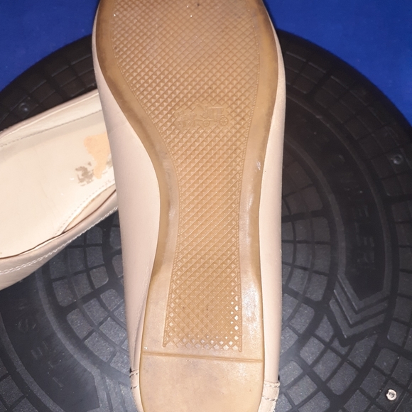 Coach " Chelsea " Beige & Silver Leather Cap Toe Ballet Flats Sz. 6.5B - Picture 9 of 9